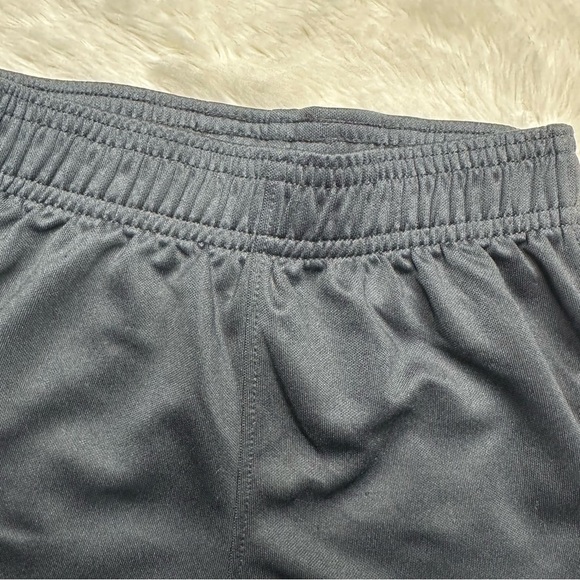 Under Armour Shorts Black & White Size 4 - Picture 4 of 16